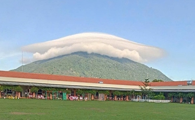 Khi không khí ẩm và ổn định đi qua một ngọn núi, một loạt sóng không khí dừng có thể hình thành ở mặt bên của nó. Nếu nhiệt độ tại đỉnh sóng giảm xuống dưới điểm sương, hơi nước lơ lửng sẽ ngưng tụ lại tạo thành đám mây dạng thấu kính.