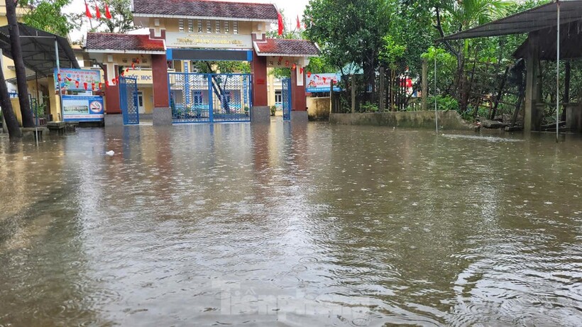 Ngập lụt bủa vây Trường tiểu học An Lương Đông (huyện Phú Lộc, TT-Huế). (Ảnh: Tiền phong)