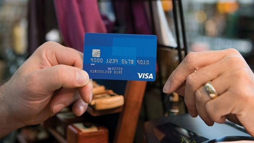 Việc mở thẻ Visa Credit khi đang có nợ xấu là rất khó khăn, thậm chí là không thể với nhiều ngân hàng. Ảnh minh họa