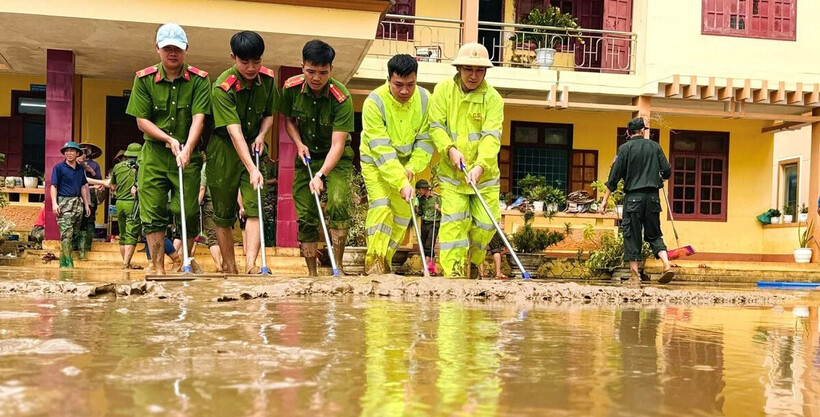 Công an Quảng Bình giúp các trường học dọn dẹp sau lũ. (Ảnh: VNN)