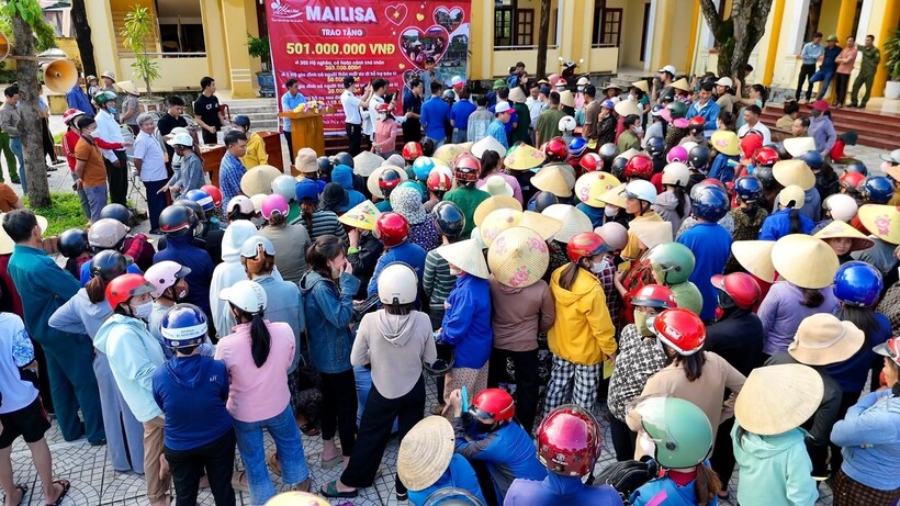 Hàng trăm bà con tập trung để đón nhận món quà khắc phục sau lũ từ Mailisa, góp phần xoa dịu nỗi đau thiên tai.