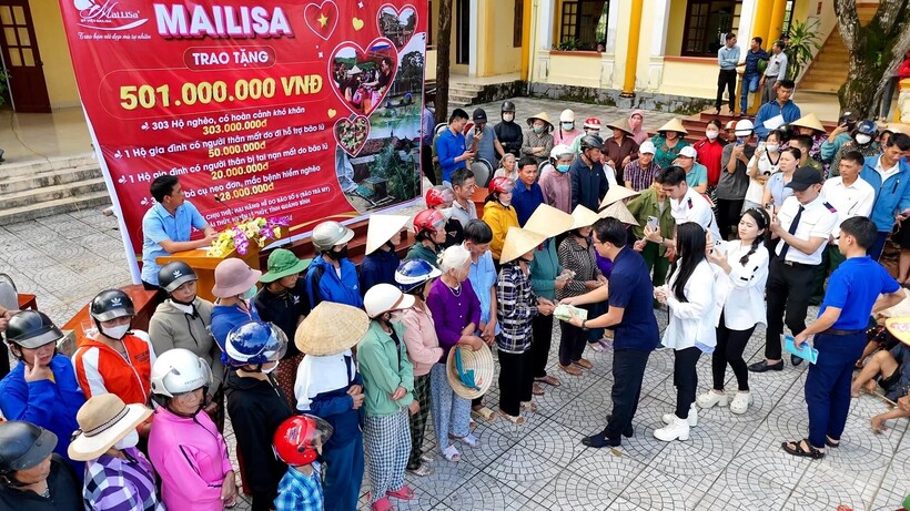 Khoảnh khắc ấm áp khi vợ chồng Mailisa cùng lãnh đạo xã Thái Thủy chia sẻ tình yêu thương đến bà con vùng lũ.