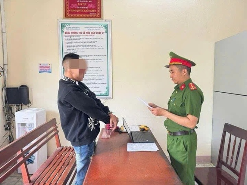 Bị can V.N.T. nghe đọc quyết định khởi tố. Ảnh: Nguồn: Pháp luật TP.HCM