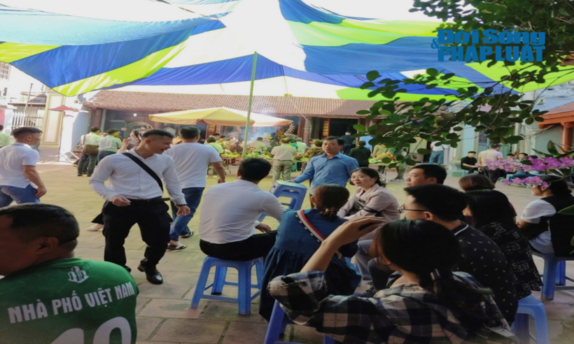 Không chỉ cầu mong sức khỏe, nhiều người chọn đi chùa để gửi gắm niềm tin, hi vọng cho công việc được thuận lợi.