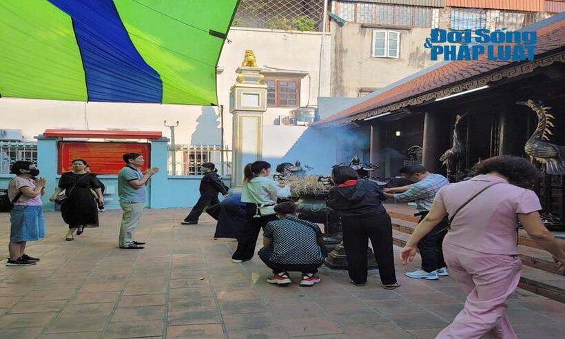 Các đền, chùa luôn thu hút người trẻ đổ xô đến cầu nguyện đỗ đạt và thăng tiến trong sự nghiệp.