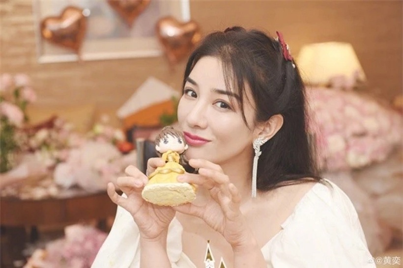 Huỳnh Dịch trong tiệc sinh nhật tuổi 43.