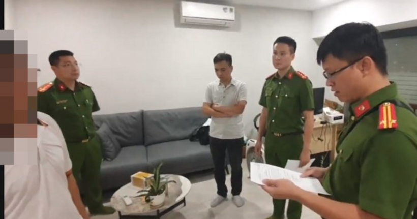 Cơ quan CSĐT thực hiện lệnh khám xét nơi ở của Đỗ mạnh Cường. (Ảnh: A.N)