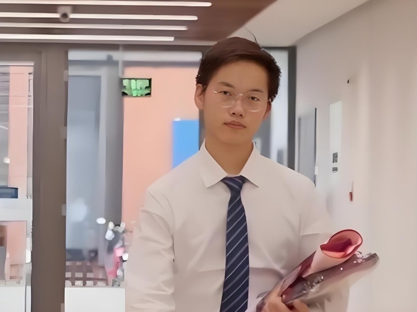 Bước ra khỏi phòng thi sớm, nhiều người tỏ ra nghi ngờ năng lực của Vạn Đông. Ảnh: Hunan Daily