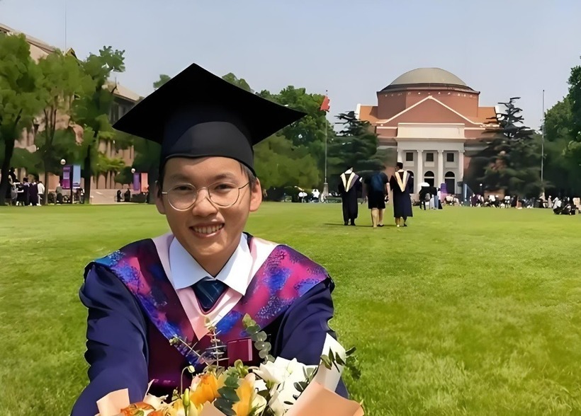 Cầm trên tay tấm bằng của trường top đầu, Vạn Đông muốn về quê cống hiến. Ảnh: Hunan Daily
