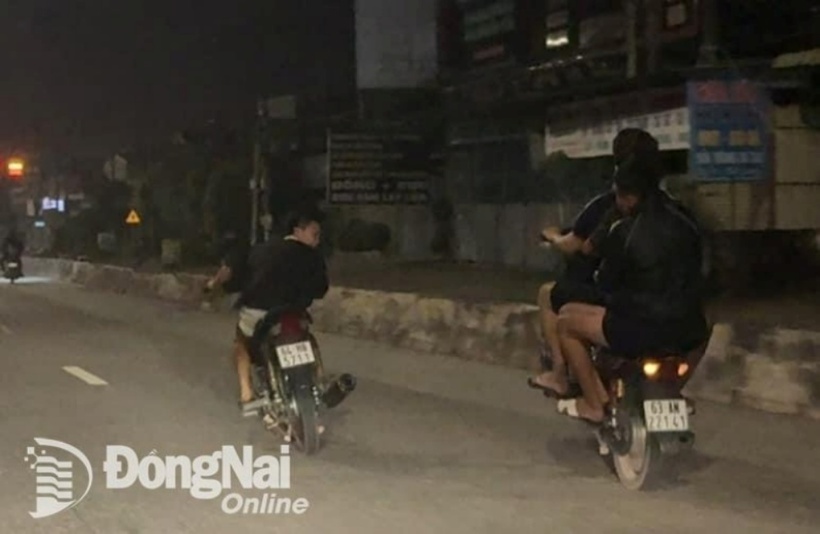 Nhóm thanh, thiếu niên chạy xe máy "bốc đầu" trên làn ô tô tuyến QL51. Ảnh: Báo Đồng Nai.