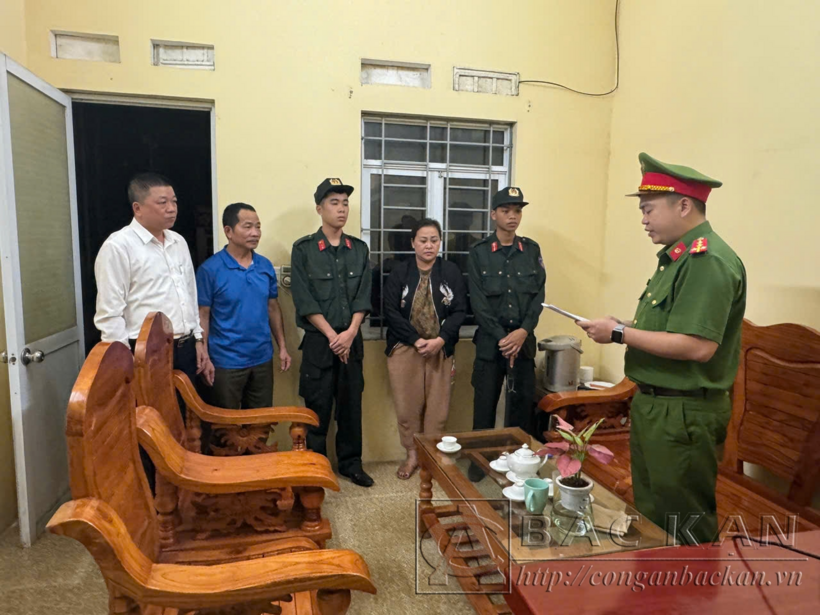 Cơ quan Công an thi hành lệnh tạm giữ đối với đối với Đỗ Thị Vân. Ảnh: Công an Bắc Kạn