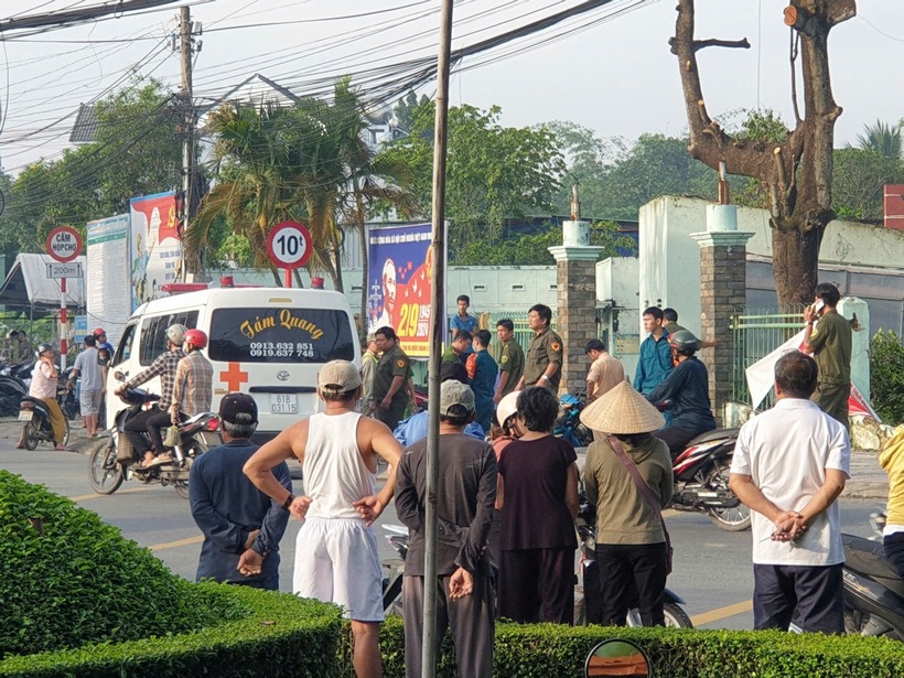 Xe cứu thương đưa thi thể nạn nhân. (Ảnh: Công an TP.HCM)