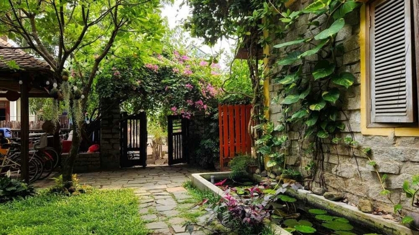 Là những nghệ sĩ chân chính và tài năng, cặp đôi chưa bao giờ khoe không gian sống. Những hình ảnh từ chia sẻ của các đồng nghiệp đã hé lộ không gian sống ngập tràn cây xanh của villa mà vợ chồng diễn viên Tú Oanh sở hữu.