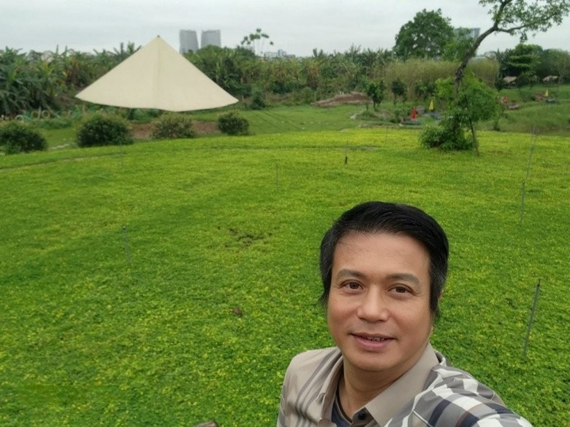 Cách đây không lâu, diễn viên Bá Anh đã chia sẻ trên trang cá nhân về chuyến đến thăm cơ ngơi này của gia đình nghệ sĩ Tú Oanh.