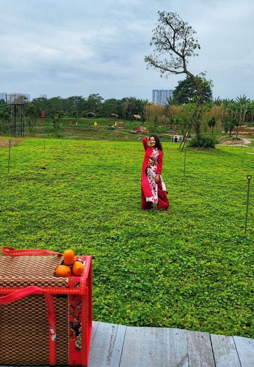 Không gian thoáng đãng với thảm cỏ xanh ngát, những nếp nhà tranh yên ả cùng khu vườn rộng như cánh đồng khiến nhiều người không khỏi thích thú, khen ngợi khung cảnh tuyệt vời.
