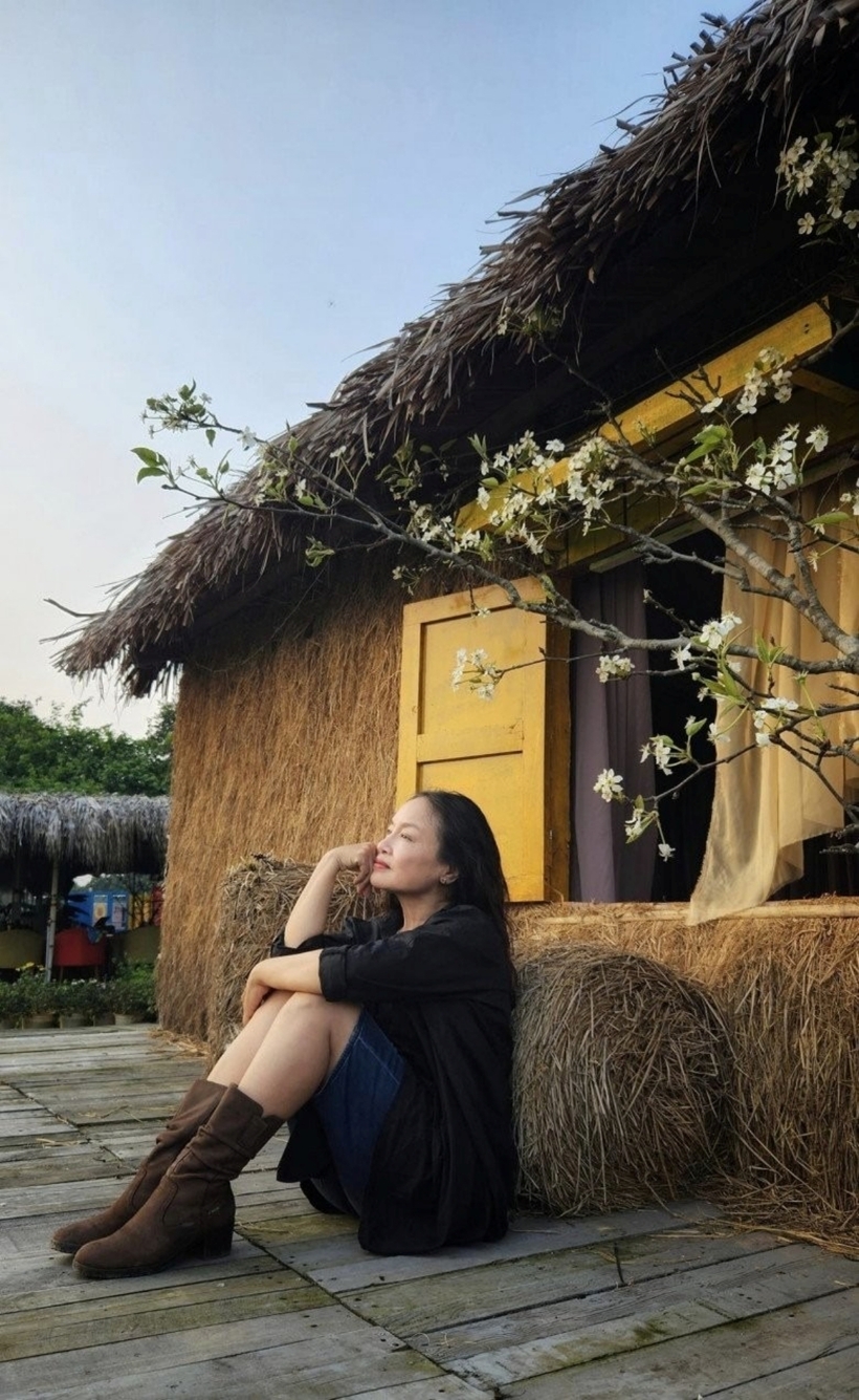 Căn “nhà tranh” này chính là nơi Tú Oanh và những người bạn của mình cho ra đời những bức ảnh "sống ảo" đẹp mắt. Khi có người gọi đây là phim trường, nữ diễn viên dí dỏm gọi là "vườn tự sướng".