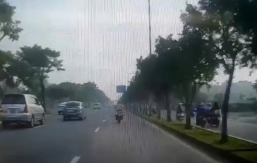 Hình ảnh Thiếu tá Trần Thanh Sang dẫn đường đưa sản phụ vỡ ối đến Bệnh viện Từ Dũ. Ảnh cắt từ clip