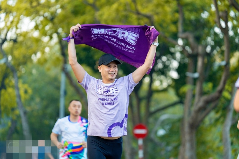 Ngoài buổi chạy trực tiếp ngày 2/11, giải chạy còn hình thức trực tuyến cho phép người tham gia đăng ký tham gia và chạy bất cứ thời gian, địa điểm nào tuỳ thuộc lịch trình của mỗi cá nhân trong thời gian diễn ra giải chạy. Thời gian từ 00h ngày 2/11/2024 đến 23h59 ngày 11/11/2024 giờ Việt Nam (GMT+7) được sử dụng làm múi giờ chuẩn cho sự kiện.