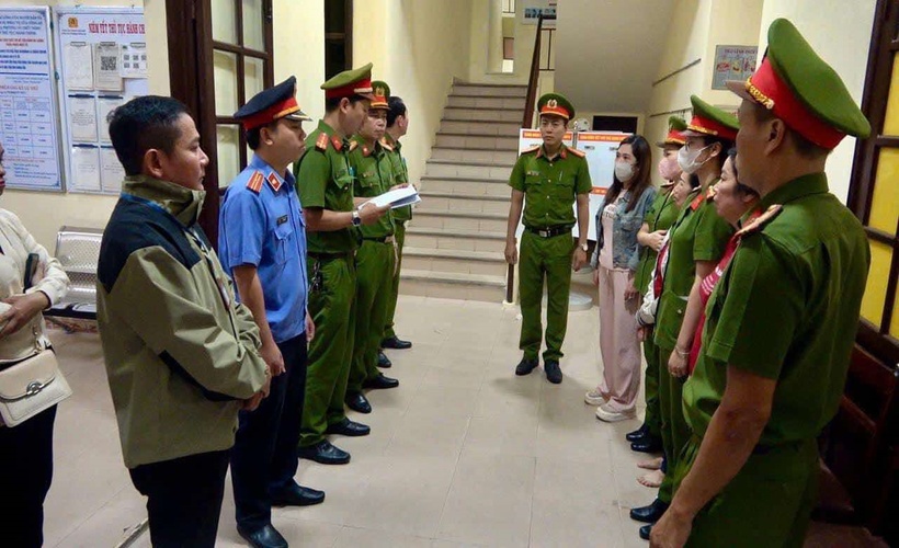 Cơ quan điều tra thi hành lệnh khởi tố, bắt tạm giam đối với các đối tượng. (Ảnh: SK&ĐS)