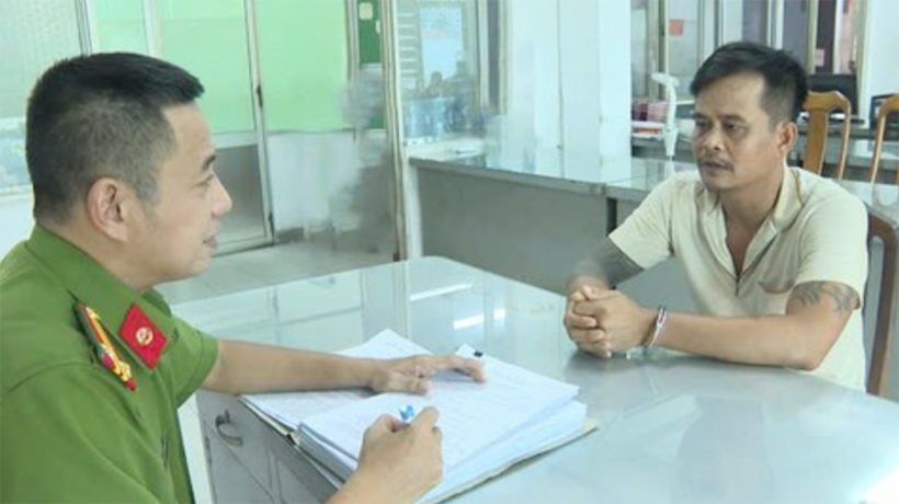 Công an lấy lời khai bị can Nguyễn Anh Phong. Ảnh: VietNamNet