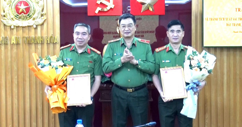 Thiếu tướng Trần Phú Hà, Giám đốc Công an tỉnh Thanh Hóa, thừa ủy quyền của Bộ Công an trao thư khen và thưởng nóng cho các đơn vị. (Ảnh: Công an Thanh Hóa)