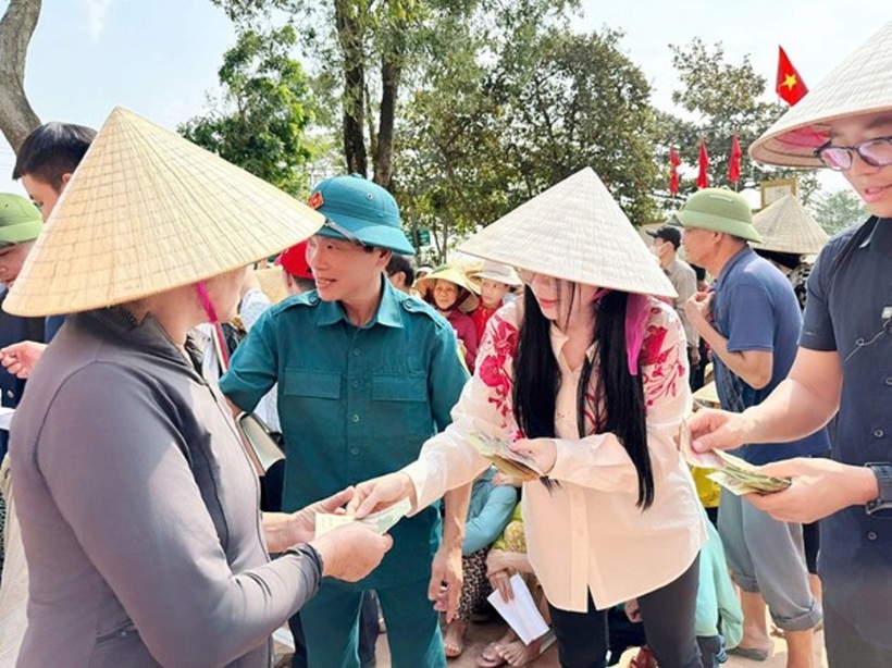 Vợ chồng doanh nhân Mailisa Hoàng Kim Khánh tận tay trao những phần hỗ trợ đến từng người dân xã Lộc Thủy, tỉnh Quảng Bình