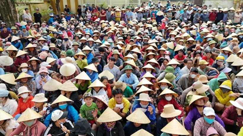 Bà con kéo đến đông đủ, ai nấy đều vui mừng, háo hức, phấn khởi đợi nhận những phần quà từ Mailisa