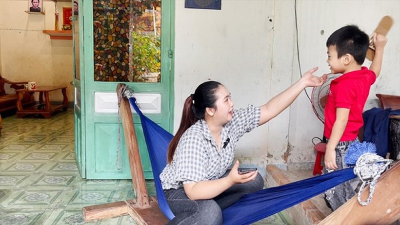 Biểu hiện đầu tiên của con là chậm nói, sau đó tăng động, rối loạn giấc ngủ