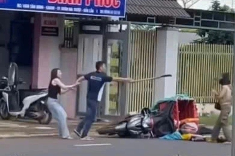 Người đàn ông hành hung, cầm dao rựa đòi chém nữ shipper. Ảnh: Dân trí