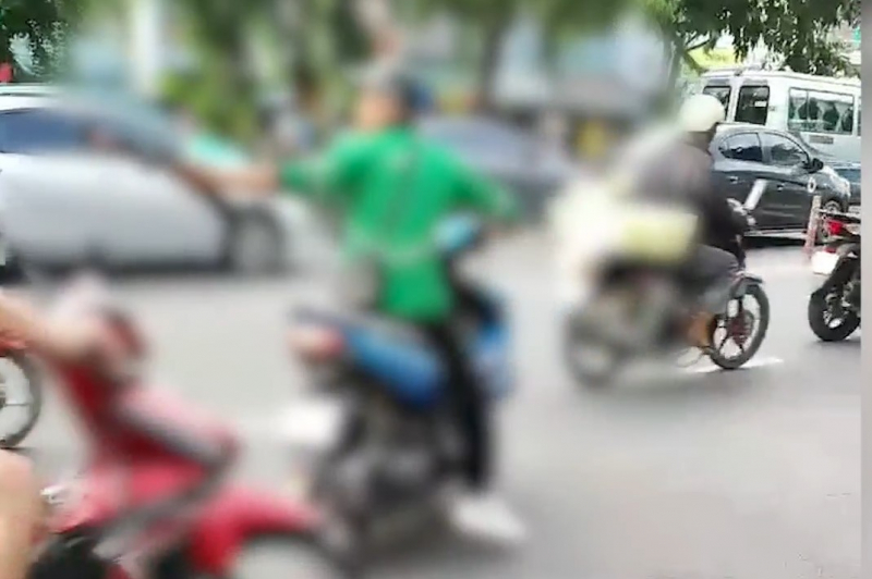 Nam thanh niên điều khiển xe máy dùng súng nhựa chặn đầu xe các phương tiện. Ảnh: Công an nhân dân