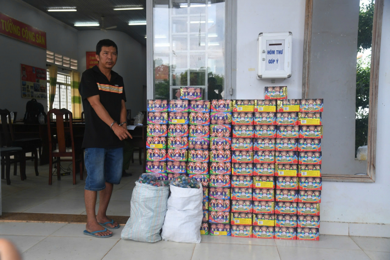 Đối tượng cùng tang vật. Ảnh: Công an nhân dân