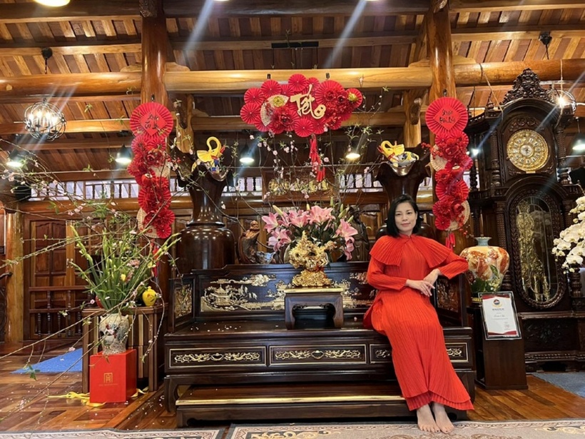 Nội thất trong nhà được bài trí đơn giản nhưng phảng phất nét cổ kính với nhiều món đồ gỗ tự nhiên như sập gụ, tủ thờ, bình gốm sứ...