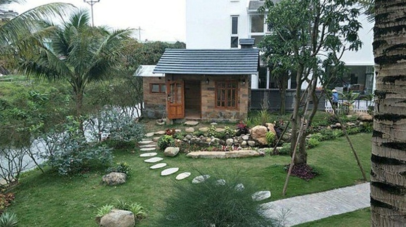 Căn biệt thự của gia đình Xuân Bắc còn có hồ cá Koi cùng mô hình thu nhỏ của căn nhà trong phim Ngôi Nhà Nhỏ Trên Thảo Nguyên. Mô hình này thể hiện niềm đam mê của anh với tác phẩm truyền hình kinh điển.