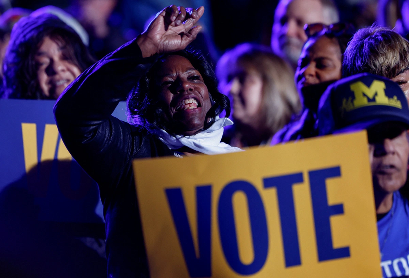Các cử tri tại cuộc vận động của bà Kamala Harris ở Michigan ngày 28/10. Ảnh: Reuters