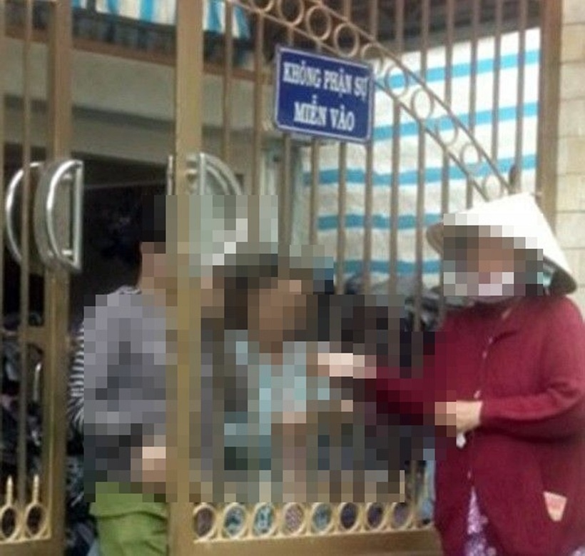 Ăn xin và người lạ đến nhà anh D xin tiền sau khi biết anh trúng số độc đắc. Ảnh: Phụ nữ & Pháp luật