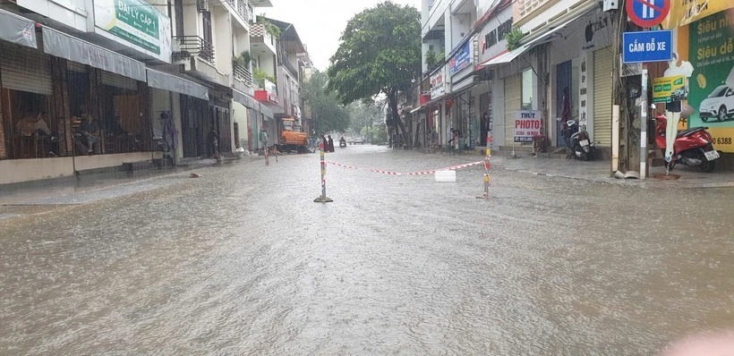 Một số điểm trên các tuyến đường ở TP.Đông Hà bị ngập cục bộ. Ảnh: VietNamPlus