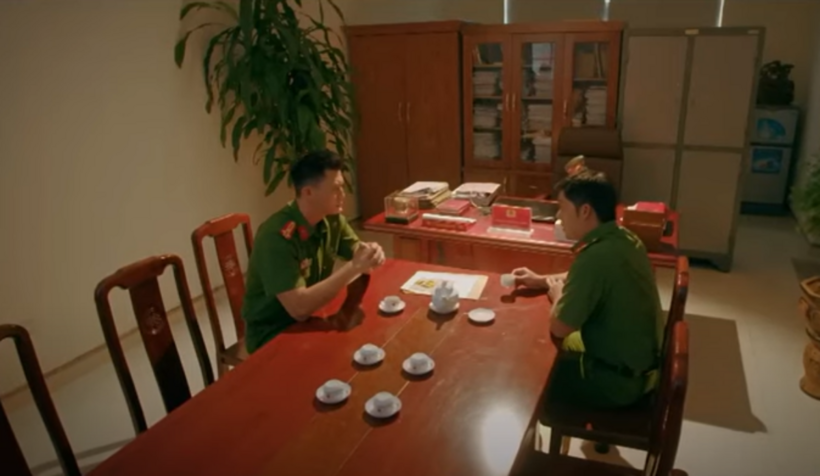 Long và Phùng thảo luận về chuyên án.