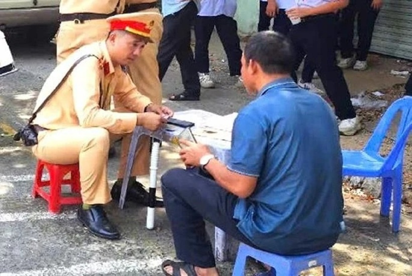 Lực lượng công an làm việc đối với tài xế. Ảnh: PLO