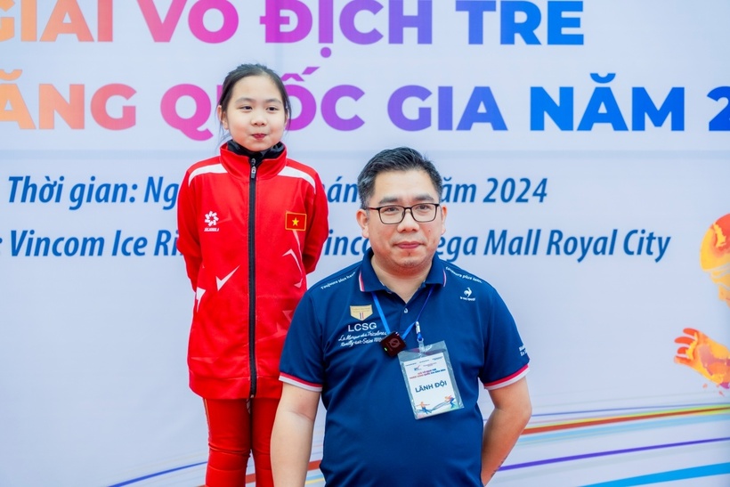 Anh Nguyễn Đức Long và con gái Bảo Chi tại buổi lễ trao giải.