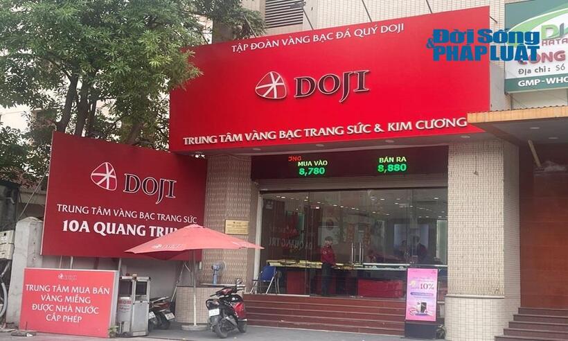 Ghi nhận tại nhiều cửa hàng vàng bạc đá quý ở Hà Đông- HN, lượng khách đến mua vàng giảm do giá vàng biến động.