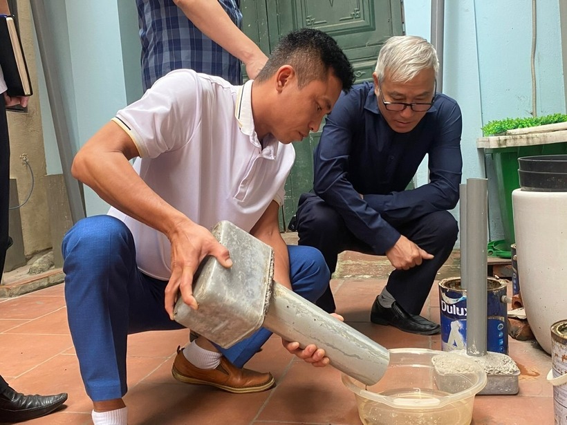 Lãnh đạo CDC Hà Nội kiểm tra giám sát phòng chống sốt xuất huyết trên địa bàn huyện Quốc Oai. Ảnh: An ninh Thủ đô