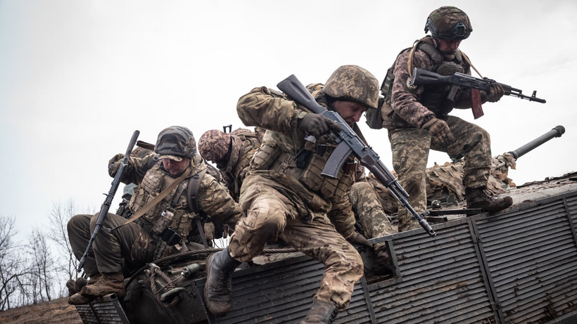 Binh sĩ Ukraine tham gia giao tranh. Ảnh: Getty
