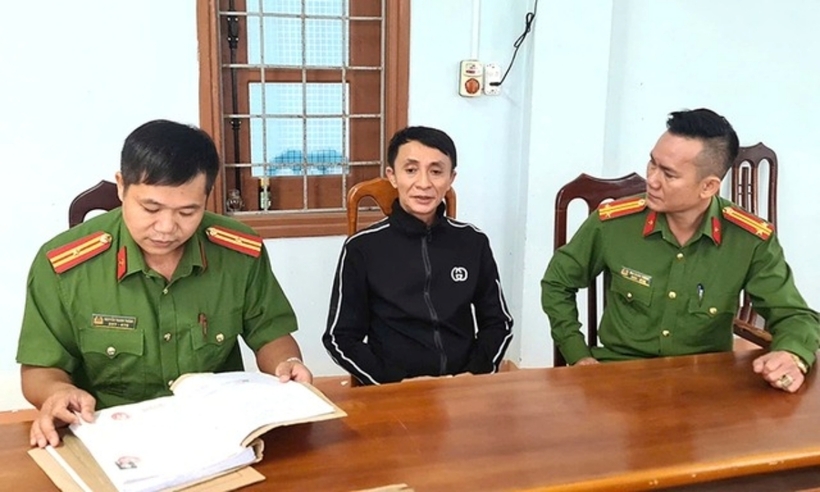 Lực lượng công an làm thủ tục tiếp nhận đầu thú đối với Nguyễn Thanh Bông. Ảnh: Người Lao Động