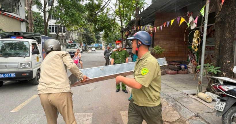 Lực lượng chức năng đã tiến hành thu giữ nhiều vật dụng vi phạm lấn chiếm lòng đường vỉa hè làm nơi kinh doanh gây cản trở, mất an toàn giao thông, mỹ quan đô thị, ảnh hưởng đến việc đi lại của nhân dân.