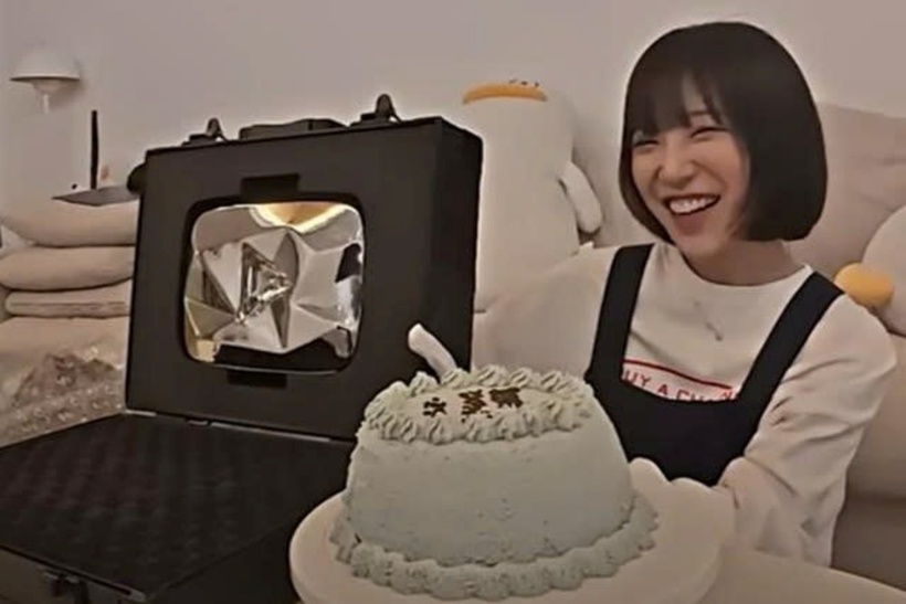 Tzuyang nhận nút kim cương. Ảnh: Tzuyang Vlog.