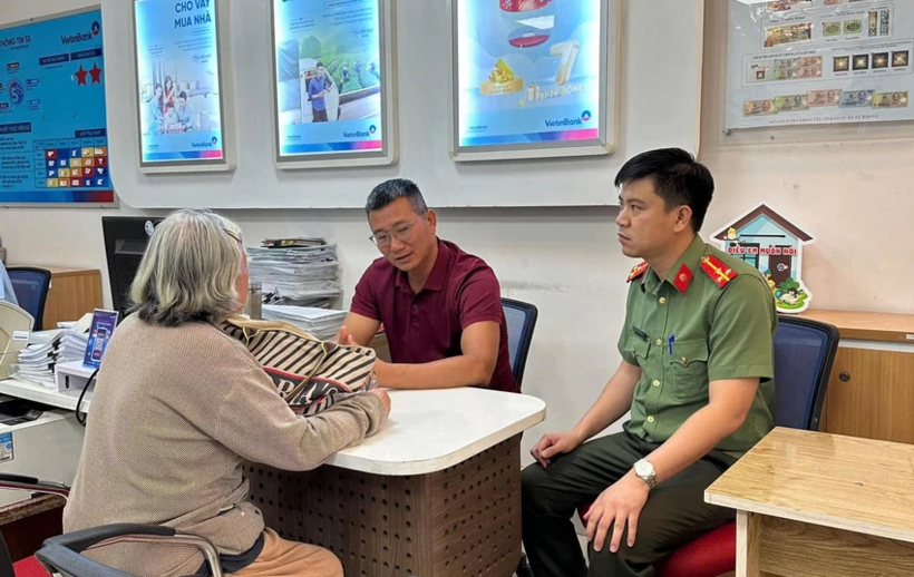 Cán bộ Công an tỉnh Đồng Nai giải thích cho bà H về hành vi lừa đảo của nhóm tội phạm công nghệ cao. Ảnh: Pháp luật TP.HCM