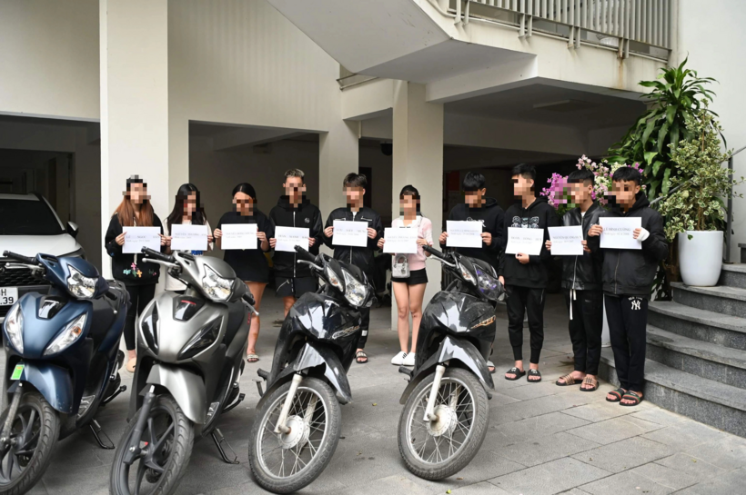 10 người bị tạm giữ để phục vụ điều tra. Ảnh: Tuổi Trẻ