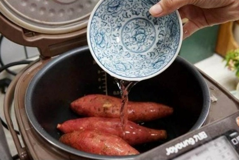 Nếu không có lò vi sóng hay nồi chiên không dầu, bạn vẫn có thể nướng khoai lang bằng nồi cơm điện – một vật dụng quen thuộc trong mỗi gia đình.