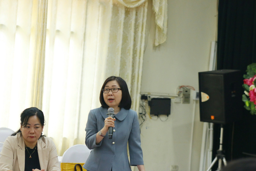 Bà Đoàn Thị Tuyết Nhung, Phó Tổng Giám đốc Thông tấn xã Việt Nam trao đổi tại tọa đàm.