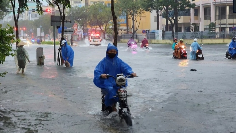 "Sở đã trao đổi với các địa phương để họ chủ động, sáng sớm nay nhiều trường đã thông báo cho học sinh nghỉ học buổi sáng. Còn buổi chiều sẽ theo dõi tình hình thời tiết và có thông báo tiếp theo", bà Thuận nói.